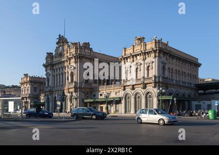 Gênes, Italie - mars 29 2019 : la gare Brignole de Gênes est la deuxième plus grande gare de Gênes, dans le nord de l'Italie ; elle est située sur la Piazza Verdi in Banque D'Images