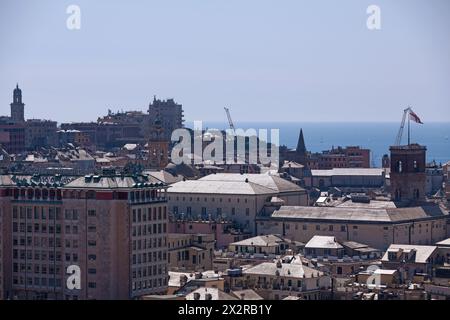 Gênes, Italie - mars 29 2019 : vue aérienne de la avec quelques monuments bien connus : Tour Grimaldina (italien : Torre Grimaldina), Église de Jésus et sain Banque D'Images