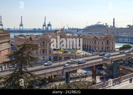 Gênes, Italie - mars 29 2019 : vue aérienne de la gare maritime (italien : Stazione Marittima) et de l'autoroute. Banque D'Images