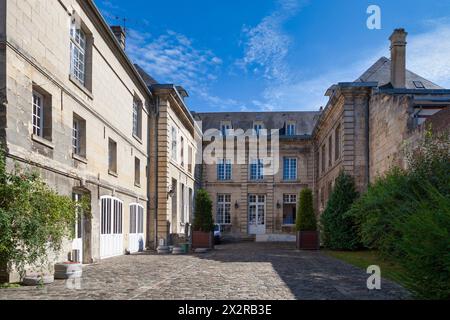 Noyon, France - 08 septembre 2020 : L'hôtel Arnette de la Charlonny est une grande maison de ville dans la rue de Paris qui a été construite à la fin de Banque D'Images