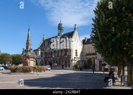 Noyon, France - 09 septembre 2020 : la fontaine du Dauphin au milieu de la place Bertrand Labarre face à la mairie. Banque D'Images