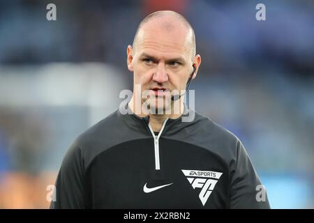 Leicester, Royaume-Uni. 23 avril 2024. L'arbitre Robert Madley dans la session d'échauffement d'avant-match lors du match du Sky Bet Championship Leicester City vs Southampton au King Power Stadium, Leicester, Royaume-Uni, le 23 avril 2024 (photo par Gareth Evans/News images) à Leicester, Royaume-Uni, le 23/04/2024. (Photo de Gareth Evans/News images/SIPA USA) crédit : SIPA USA/Alamy Live News Banque D'Images