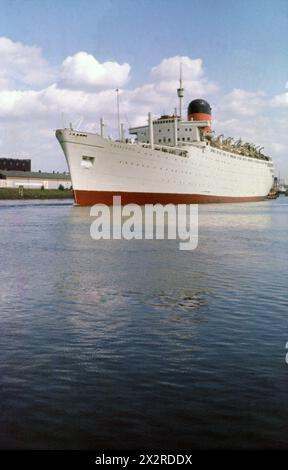 RMS Franconia photographié depuis Ferry Green, Renfrew. 26 septembre 1963. Construit sous le nom de RMS Ivernia par John Brown & Co, Clydebank, lancé en 1954. Renommé RMS Franconia en 1963. Renommé SS Fedor Shalyapin en 1973. Mis au rebut à Alang, Inde, 2004. Banque D'Images