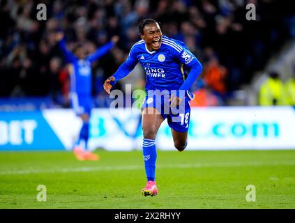 Abdul Fatawu de Leicester City célèbre avoir marqué le premier but de son équipe lors du Sky Bet Championship match au King Power Stadium de Leicester. Date de la photo : mardi 23 avril 2024. Banque D'Images