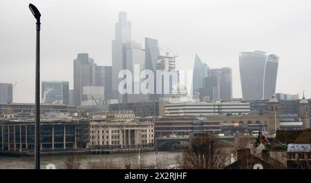 Horizon de Londres brumeux vu de la Tamise en hiver Banque D'Images