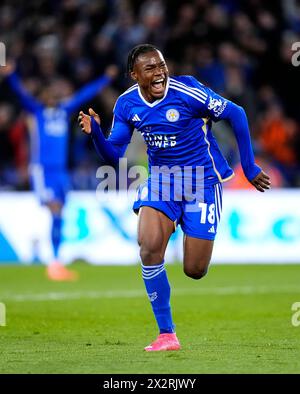 Abdul Fatawu de Leicester City célèbre avoir marqué le premier but de son équipe lors du Sky Bet Championship match au King Power Stadium de Leicester. Date de la photo : mardi 23 avril 2024. Banque D'Images