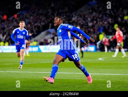 Abdul Fatawu de Leicester City célèbre avoir marqué le premier but de son équipe lors du Sky Bet Championship match au King Power Stadium de Leicester. Date de la photo : mardi 23 avril 2024. Banque D'Images