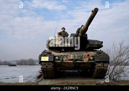 Gniew, Pologne. 03 mars 2024. Un char de combat Leclerc S2 de l'armée française traverse la Vistule lors de l'exercice militaire Dragon-24 dirigé par les Polonais, le 4 mars 2024, à Gniew, en Pologne. L’exercice à grande échelle a consisté à déplacer des armures de 8 pays de l’OTAN à travers la campagne polonaise pendant les conditions hivernales. Crédit : SFC Kyle Larsen/US Army photo/Alamy Live News Banque D'Images