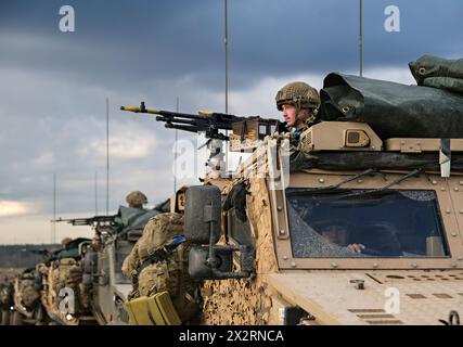 Drawsko Pomorskie, Pologne. 25 février 2024. Soldats britanniques affectés à la 7e brigade mécanisée légère patrouille de l'équipe de combat dans des véhicules blindés Jackal lors de l'exercice Steadfast Defender 24 au Drawsko Training Ground, le 25 février 2024, à Drawsko Pomorskie, en Pologne. L’exercice à grande échelle a consisté à déplacer des armures de 8 pays de l’OTAN à travers la campagne polonaise pendant les conditions hivernales. Crédit : SFC Kyle Larsen/US Army photo/Alamy Live News Banque D'Images