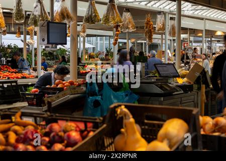 Porto, Portugal, 03.02.2024 : agitation dans les étals pleins de légumes colorés au marché de Bolhão ' Mercado do Bolhão '. Porto City, Portugal. Banque D'Images