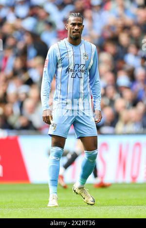 Londres, Royaume-Uni. 21 avril 2024. L'attaquant de Coventry City Haji Wright (11 ans) lors de la demi-finale de la Coventry City FC vs Manchester United FC Emirates FA Cup au stade de Wembley, Londres, Angleterre, Royaume-Uni le 21 avril 2024 Credit : Every second Media/Alamy Live News Banque D'Images