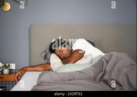 Man sleeping in bed at home Banque D'Images