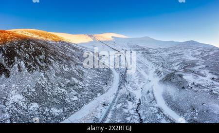 Royaume-Uni, Écosse, Aviemore, vue aérienne de la piste de ski dans les montagnes Cairngorm Banque D'Images