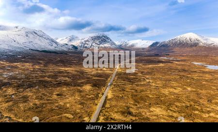 Royaume-Uni, Écosse, Pont d'Orchy, vue aérienne de la route A82 traversant Rannoch Moor Banque D'Images