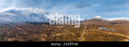 Royaume-Uni, Écosse, Pont d'Orchy, panorama aérien de la route A82 traversant Rannoch Moor Banque D'Images