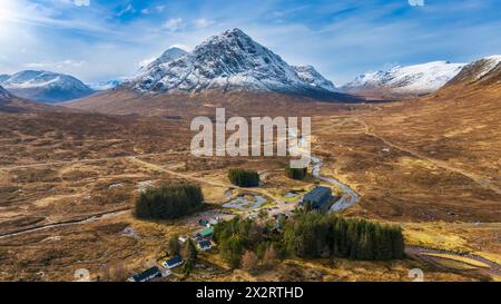 Royaume-Uni, Écosse, Pont d'Orchy, vue aérienne de Kingshouse Hôtel avec Buachaille Etive Mor montagne en arrière-plan Banque D'Images