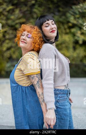 Mère et fille avec les yeux fermés debout dos à dos Banque D'Images