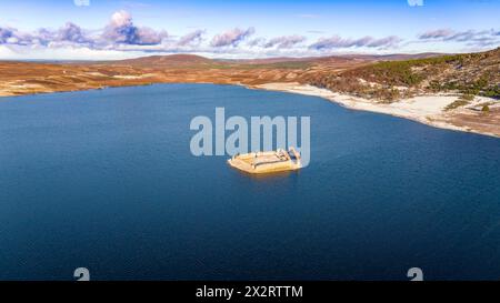 Royaume-Uni, Écosse, Grantown-on-Spey, vue aérienne du lac Lochindorb et du château de Lochindorb Banque D'Images