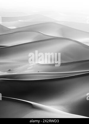 Dunes de sable ERG Chegaga dans le désert du Sahara au Maroc, Afrique du Nord Banque D'Images