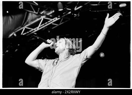 TERRORVISION, READING FESTIVAL, 1999 : le chanteur Tony Wright de Terrorvision sur la scène principale du Reading Festival, Angleterre, Royaume-Uni le 29 août 1999. Photo : Rob Watkins. INFO : Terrorvision, un groupe de rock britannique formé en 1988, a gagné en popularité dans les années 90 avec des tubes comme 'Tequila' et 'Oblivion'. Leurs performances énergiques et leurs crochets accrocheurs en ont fait un incontournable de la scène musicale alternative de l'époque. Banque D'Images