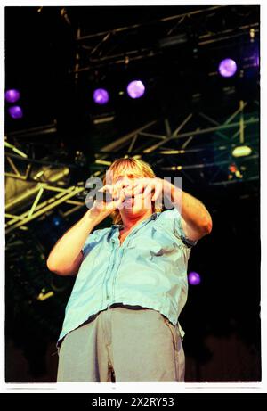 TERRORVISION, READING FESTIVAL, 1999 : le chanteur Tony Wright de Terrorvision sur la scène principale du Reading Festival, Angleterre, Royaume-Uni le 29 août 1999. Photo : Rob Watkins. INFO : Terrorvision, un groupe de rock britannique formé en 1988, a gagné en popularité dans les années 90 avec des tubes comme 'Tequila' et 'Oblivion'. Leurs performances énergiques et leurs crochets accrocheurs en ont fait un incontournable de la scène musicale alternative de l'époque. Banque D'Images