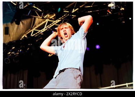 TERRORVISION, READING FESTIVAL, 1999 : le chanteur Tony Wright de Terrorvision sur la scène principale du Reading Festival, Angleterre, Royaume-Uni le 29 août 1999. Photo : Rob Watkins. INFO : Terrorvision, un groupe de rock britannique formé en 1988, a gagné en popularité dans les années 90 avec des tubes comme 'Tequila' et 'Oblivion'. Leurs performances énergiques et leurs crochets accrocheurs en ont fait un incontournable de la scène musicale alternative de l'époque. Banque D'Images