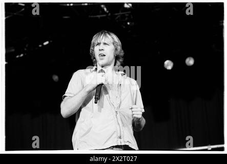 TERRORVISION, READING FESTIVAL, 1999 : le chanteur Tony Wright de Terrorvision sur la scène principale du Reading Festival, Angleterre, Royaume-Uni le 29 août 1999. Photo : Rob Watkins. INFO : Terrorvision, un groupe de rock britannique formé en 1988, a gagné en popularité dans les années 90 avec des tubes comme 'Tequila' et 'Oblivion'. Leurs performances énergiques et leurs crochets accrocheurs en ont fait un incontournable de la scène musicale alternative de l'époque. Banque D'Images