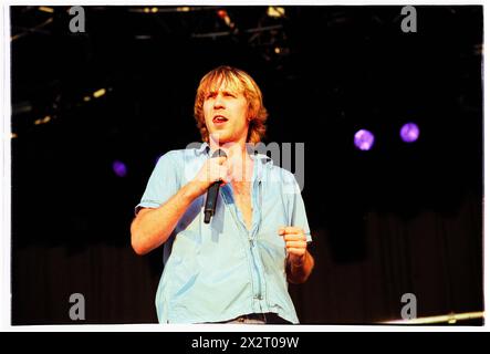 TERRORVISION, READING FESTIVAL, 1999 : le chanteur Tony Wright de Terrorvision sur la scène principale du Reading Festival, Angleterre, Royaume-Uni le 29 août 1999. Photo : Rob Watkins. INFO : Terrorvision, un groupe de rock britannique formé en 1988, a gagné en popularité dans les années 90 avec des tubes comme 'Tequila' et 'Oblivion'. Leurs performances énergiques et leurs crochets accrocheurs en ont fait un incontournable de la scène musicale alternative de l'époque. Banque D'Images