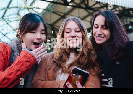 Des amis heureux qui prennent le selfie sur un smartphone Banque D'Images