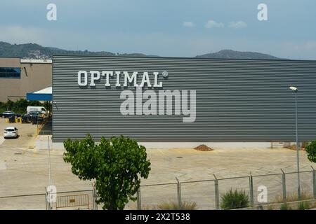 Barcelone, Espagne - 24 mai 2023 : une façade de bâtiment optimal avec un signe proéminent qui se lit optimal en caractères gras. Banque D'Images