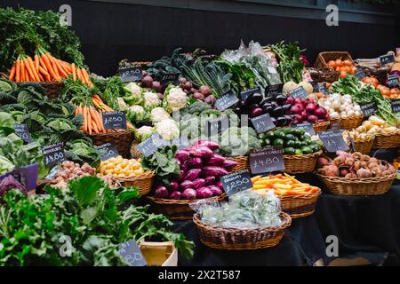 Légumes frais disposés dans des paniers en osier au marché Banque D'Images