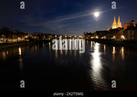 Allemagne, Bavière, Ratisbonne, rivière qui traverse la vieille ville historique la nuit Banque D'Images