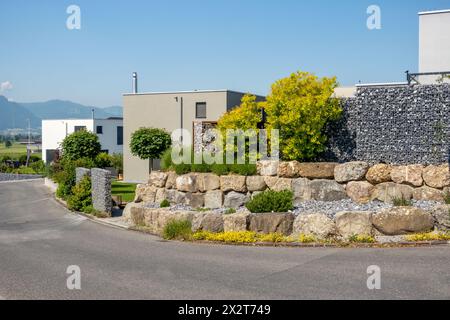 Suisse, canton de Saint-Gall, Kaltbrunn, banlieue moderne avec mur de pierre au premier plan Banque D'Images