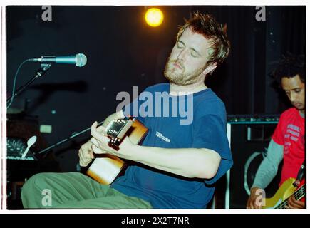 GUY GARVEY, ELBOW, YOUNG, 2001 : un jeune Guy Garvey du groupe de rock britannique Elbow jouant en live avec leur premier album 'Asleep in the Back' au Clwb IFOR Bach (The Welsh Club) à Cardiff, pays de Galles, Royaume-Uni le 6 mai 2001. Photographie : Rob Watkins. INFO : Elbow, un groupe de rock britannique formé en 1997 à Manchester, captive le public avec ses paroles émouvantes et ses mélodies anthématiques. Des tubes comme « One Day Like This » mettent en valeur leur son distinctif, ce qui leur vaut la reconnaissance de la critique et une base de fans dévoués dans le monde entier. Banque D'Images