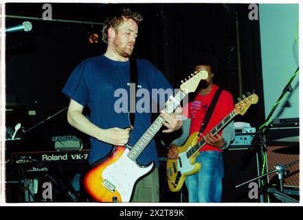 GUY GARVEY, ELBOW, YOUNG, 2001 : un jeune Guy Garvey du groupe de rock britannique Elbow jouant en live avec leur premier album 'Asleep in the Back' au Clwb IFOR Bach (The Welsh Club) à Cardiff, pays de Galles, Royaume-Uni le 6 mai 2001. Photographie : Rob Watkins. INFO : Elbow, un groupe de rock britannique formé en 1997 à Manchester, captive le public avec ses paroles émouvantes et ses mélodies anthématiques. Des tubes comme « One Day Like This » mettent en valeur leur son distinctif, ce qui leur vaut la reconnaissance de la critique et une base de fans dévoués dans le monde entier. Banque D'Images