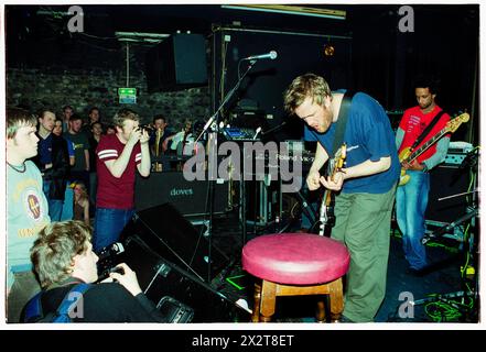 GUY GARVEY, ELBOW, YOUNG, 2001 : un jeune Guy Garvey du groupe de rock britannique Elbow jouant en live avec leur premier album 'Asleep in the Back' au Clwb IFOR Bach (The Welsh Club) à Cardiff, pays de Galles, Royaume-Uni le 6 mai 2001. Photographie : Rob Watkins. INFO : Elbow, un groupe de rock britannique formé en 1997 à Manchester, captive le public avec ses paroles émouvantes et ses mélodies anthématiques. Des tubes comme « One Day Like This » mettent en valeur leur son distinctif, ce qui leur vaut la reconnaissance de la critique et une base de fans dévoués dans le monde entier. Banque D'Images