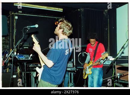 GUY GARVEY, ELBOW, YOUNG, 2001 : un jeune Guy Garvey du groupe de rock britannique Elbow jouant en live avec leur premier album 'Asleep in the Back' au Clwb IFOR Bach (The Welsh Club) à Cardiff, pays de Galles, Royaume-Uni le 6 mai 2001. Photographie : Rob Watkins. INFO : Elbow, un groupe de rock britannique formé en 1997 à Manchester, captive le public avec ses paroles émouvantes et ses mélodies anthématiques. Des tubes comme « One Day Like This » mettent en valeur leur son distinctif, ce qui leur vaut la reconnaissance de la critique et une base de fans dévoués dans le monde entier. Banque D'Images