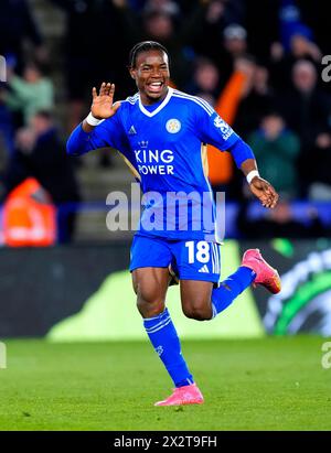 Abdul Fatawu de Leicester City célèbre avoir marqué le troisième but de son équipe lors du Sky Bet Championship match au King Power Stadium de Leicester. Date de la photo : mardi 23 avril 2024. Banque D'Images