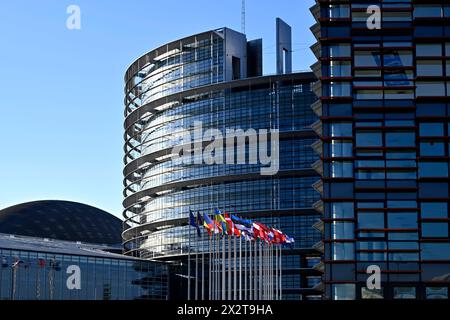 Flaggen der eu-Staaten und der Ukraine sowie die eu-Flagge wehen vor dem eu-Parlament in Straßburg. Straßburg, 23.04.2024 Grand est Frankreich *** les drapeaux des états de l'UE et de l'Ukraine ainsi que le drapeau de l'UE flottent devant le Parlement européen à Strasbourg Strasbourg, 23 04 2024 Grand est France Copyright : xDwixAnoraganingrumx Banque D'Images