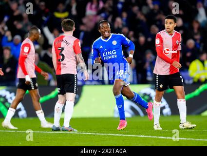 Abdul Fatawu de Leicester City célèbre avoir marqué le troisième but de son équipe lors du Sky Bet Championship match au King Power Stadium de Leicester. Date de la photo : mardi 23 avril 2024. Banque D'Images