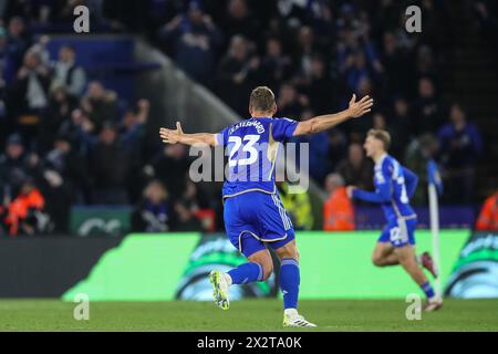 Leicester, Royaume-Uni. 23 avril 2024. Jannik Vestergaard de Leicester City célèbre l'objectif d'Abdul Fatawu de Leicester City de faire 3-0 lors du match du Sky Bet Championship Leicester City vs Southampton au King Power Stadium, Leicester, Royaume-Uni, 23 avril 2024 (photo par Gareth Evans/News images) à Leicester, Royaume-Uni le 23/04/2024. (Photo de Gareth Evans/News images/SIPA USA) crédit : SIPA USA/Alamy Live News Banque D'Images