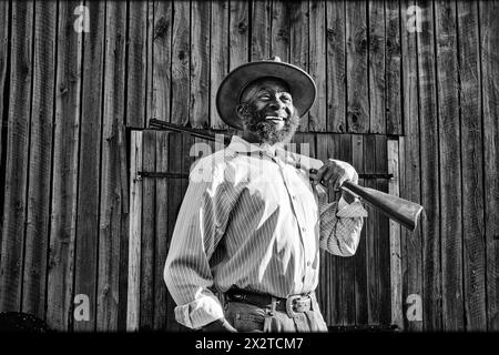 Brandywine, Maryland, États-Unis. 16 mars 2024. GEORGE MAXFIELD, également connu sous le nom de « Max Diesel » sur sa ferme de 34 acres à Brandywine. Mayfield a eu plus de 300 invités pour sa randonnée annuelle, son alevin de poisson, son bon feu, ses jeux et sa danse. (Crédit image : © Brian Branch Price/ZUMA Press Wire) USAGE ÉDITORIAL SEULEMENT! Non destiné à UN USAGE commercial ! Banque D'Images