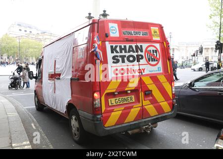 La camionnette du chef du convoi national du groupe Stop Khan anti ULEZ circule autour de Trafalgar Square le jour de la Saint-Georges 2024, avec les élections municipales approchant, Londres, Royaume-Uni Banque D'Images