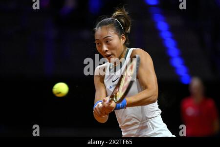 Qinwen Zheng (CHN) action, Tennis, Porsche Cup 2024, Porsche Arena, Stuttgart, Bade-Wuertemberg, Allemagne Banque D'Images