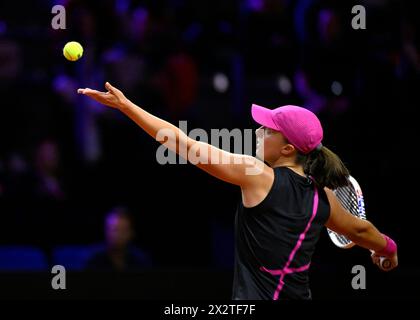 IgA Swiatek (POL) action, serve, tennis, Porsche Cup 2024, Porsche Arena, Stuttgart, Bade-Wuerttemberg, Allemagne Banque D'Images