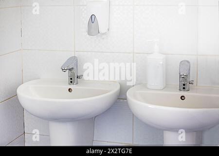 lavabos blancs et robinets dans la salle de bain. design moderne Banque D'Images