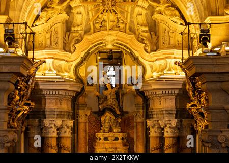 Porto, Portugal - 02.2024 : intérieur de l'église des Clérigos (Igreja dos Clérigos) dans la ville de Porto, Portugal. Banque D'Images