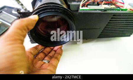 tube lumineux avec lampe led et lentille de fresnel dans projecteur chinois Banque D'Images