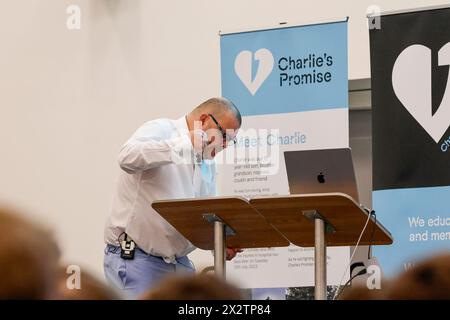 Wimbledon Football Club, Wimbledon. 23 avril 2024. Ce soir, le chancelier Jeremy Hunt a aidé à ouvrir l'association caritative « Charlie's Promise » par liaison vidéo. M. Hunt est un ami de longue date de la famille Cosser de Milford, dans le Surrey, qui a tragiquement perdu leur fils Charlie à cause d'un crime de couteau en juillet 2023. Le père de Charlie, Martin, a promis à Charlie alors qu'il était couché dans le coma à l'hôpital Royal Sussex qu'il passerait le reste de sa vie à éduquer les jeunes sur les dangers du crime au couteau. Son association caritative nouvellement formée, Charlie's Promise, a officiellement été lancée ce soir au Wimbledon Football Club Banque D'Images