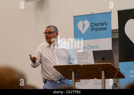 Wimbledon Football Club, Wimbledon. 23 avril 2024. Ce soir, le chancelier Jeremy Hunt a aidé à ouvrir l'association caritative « Charlie's Promise » par liaison vidéo. M. Hunt est un ami de longue date de la famille Cosser de Milford, dans le Surrey, qui a tragiquement perdu leur fils Charlie à cause d'un crime de couteau en juillet 2023. Le père de Charlie, Martin, a promis à Charlie alors qu'il était couché dans le coma à l'hôpital Royal Sussex qu'il passerait le reste de sa vie à éduquer les jeunes sur les dangers du crime au couteau. Son association caritative nouvellement formée, Charlie's Promise, a officiellement été lancée ce soir au Wimbledon Football Club Banque D'Images